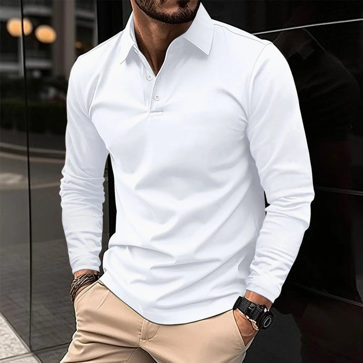 Polo à manches longues pour homme Eugène, coupe ajustée et style tendance, en tissu doux blanc avec col classique et patte de boutonnage, idéal pour une allure élégante et moderne.