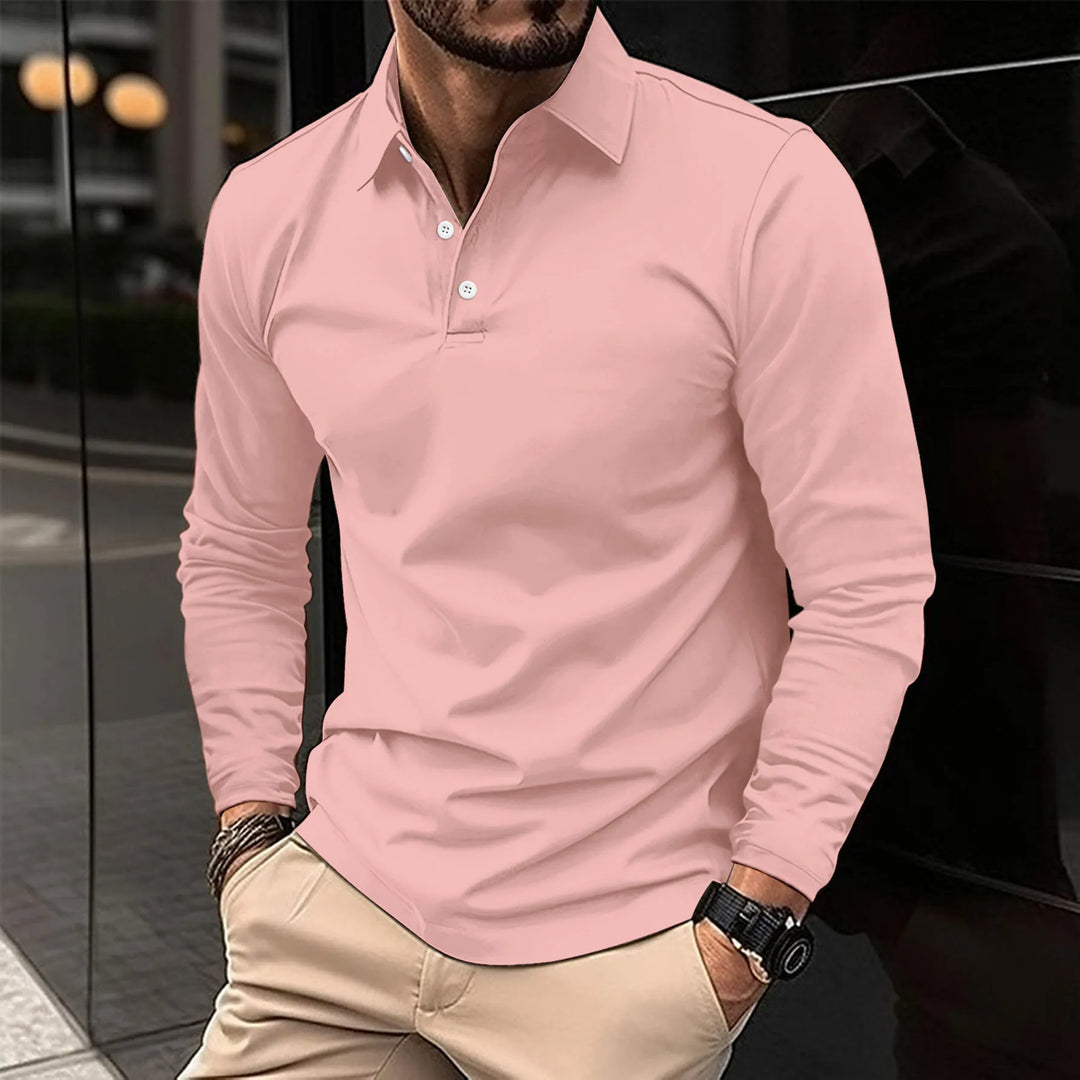 Polo à manches longues pour homme Eugène, coupe ajustée et style tendance, en tissu doux rose pâle avec col classique et patte de boutonnage, parfait pour une tenue élégante et moderne.