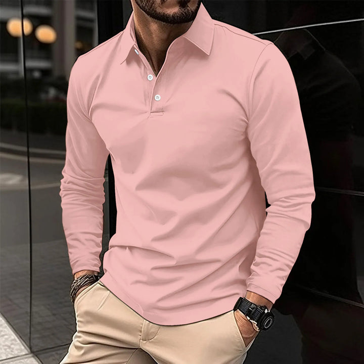Polo à manches longues pour homme Eugène, coupe ajustée et style tendance, en tissu doux rose pâle avec col classique et patte de boutonnage, parfait pour une tenue élégante et moderne.