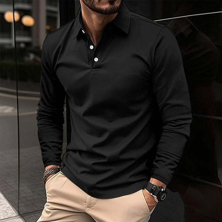 Polo à manches longues pour homme Eugène, coupe ajustée et look tendance, en tissu doux noir avec col classique et patte de boutonnage, parfait pour un style élégant et moderne au quotidien.