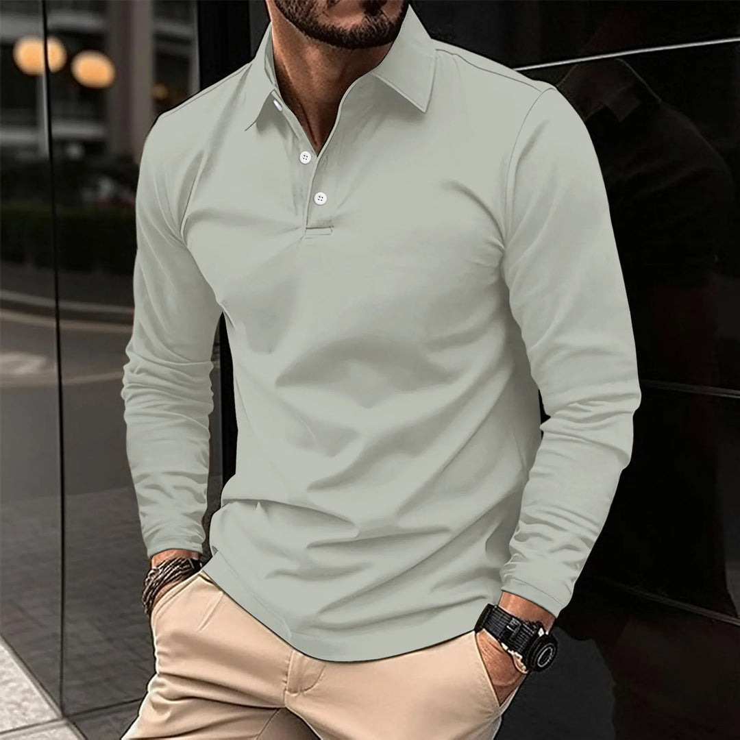Polo à manches longues pour homme Eugène, coupe ajustée et style tendance, en tissu doux gris clair avec col classique et boutons, idéal pour une tenue élégante et moderne au quotidien.
