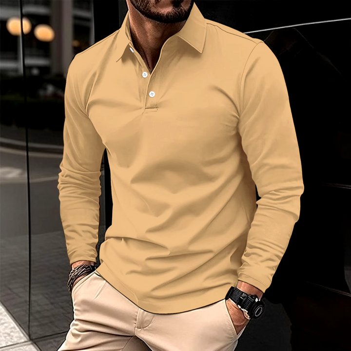 Polo à manches longues pour homme Eugène, design moderne et coupe ajustée, en tissu doux couleur beige sable avec col classique et boutons, idéal pour un style élégant et tendance au quotidien.