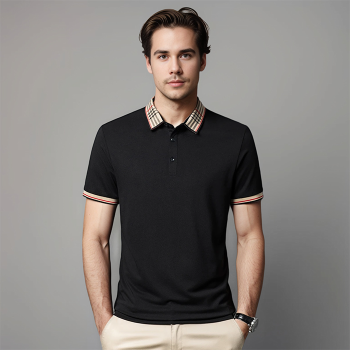 Polo Ezio pour homme, manches courtes, couleur noire avec col à carreaux beiges et bordures rouges et noires sur les manches et le col, style moderne et élégant, idéal pour un look décontracté et raffiné.