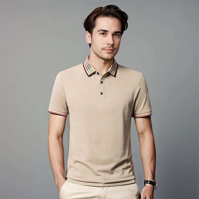 Polo Ezio pour homme, manches courtes, couleur beige avec col à carreaux beiges et bordures rouges et noires sur les manches et le col, style moderne et élégant, idéal pour un look décontracté et raffiné.