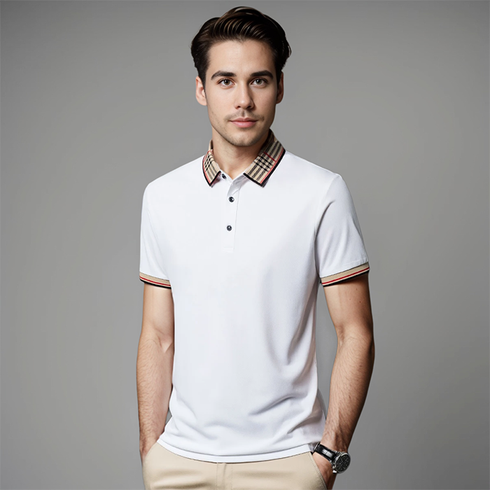 Polo Ezio pour homme, manches courtes, couleur blanche avec col à carreaux beiges et bordures rouges et noires sur les manches et le col, style moderne et élégant, parfait pour un look décontracté et soigné.