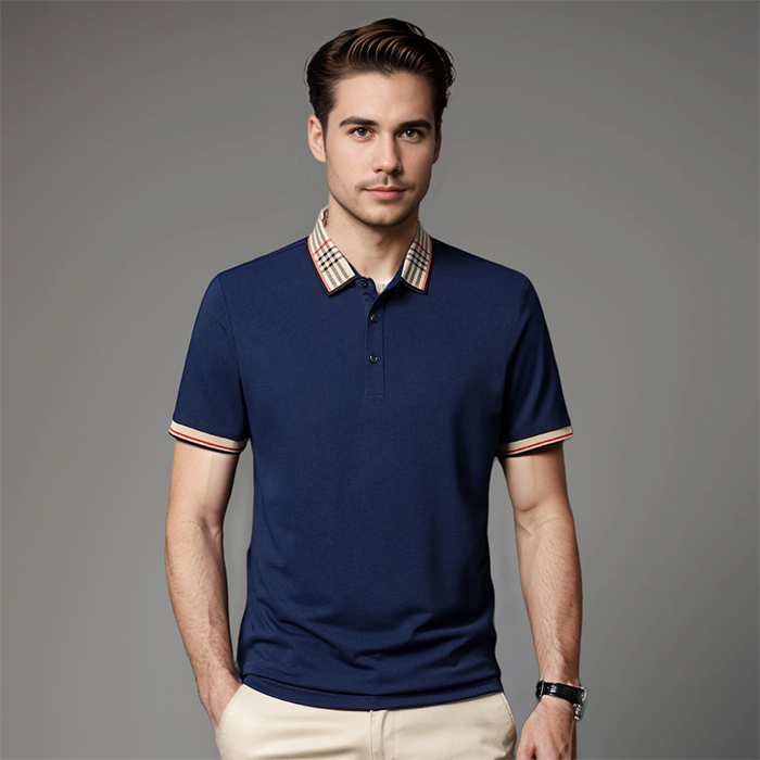 Polo Ezio pour homme, manches courtes, couleur bleu marine avec col à carreaux beiges et bordures rouges et noires sur les manches et le col, style moderne et élégant, idéal pour un look décontracté et raffiné.
