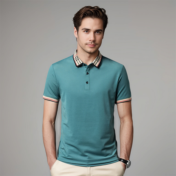 Polo Ezio pour homme, manches courtes, couleur vert-bleu avec col à carreaux beiges et bordures rouges et noires sur les manches et le col, style moderne et élégant, parfait pour un look décontracté et tendance.