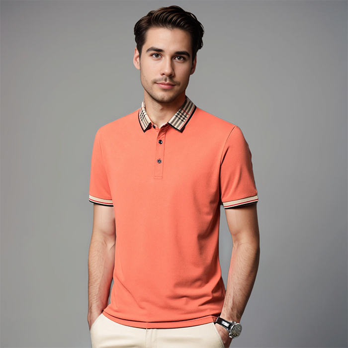 Polo Ezio pour homme, manches courtes, couleur corail avec col à carreaux beiges et bordures rouges et noires sur les manches et le col, style moderne et élégant, parfait pour un look décontracté et tendance.