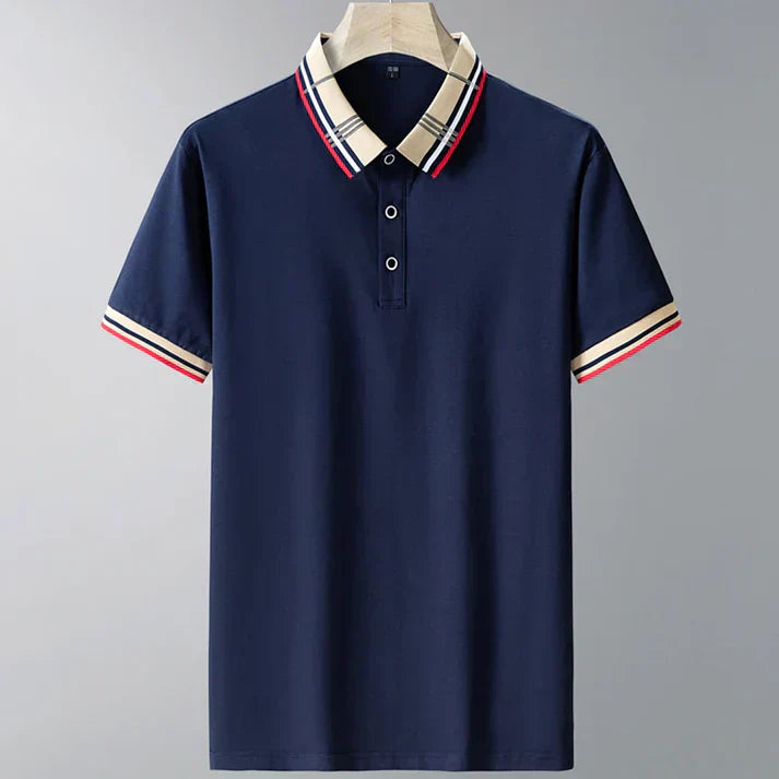 Polo Ezio pour homme, manches courtes, couleur bleu marine avec col et bordures à motifs beiges, rouges et blancs, style moderne et élégant, parfait pour un look décontracté et soigné.