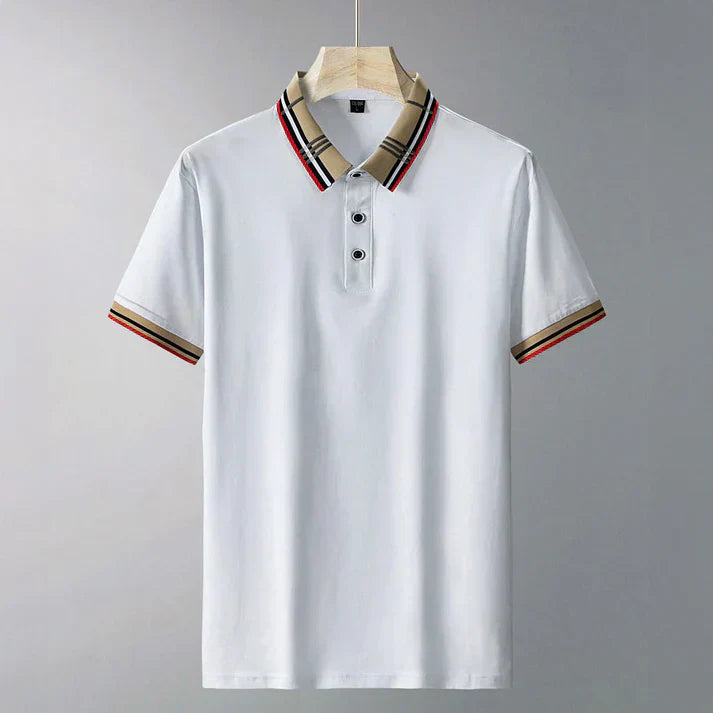 Polo Ezio pour homme, manches courtes, couleur blanche avec col et bordures des manches à motifs beiges, rouges et noirs, style moderne et élégant, parfait pour un look décontracté et raffiné.