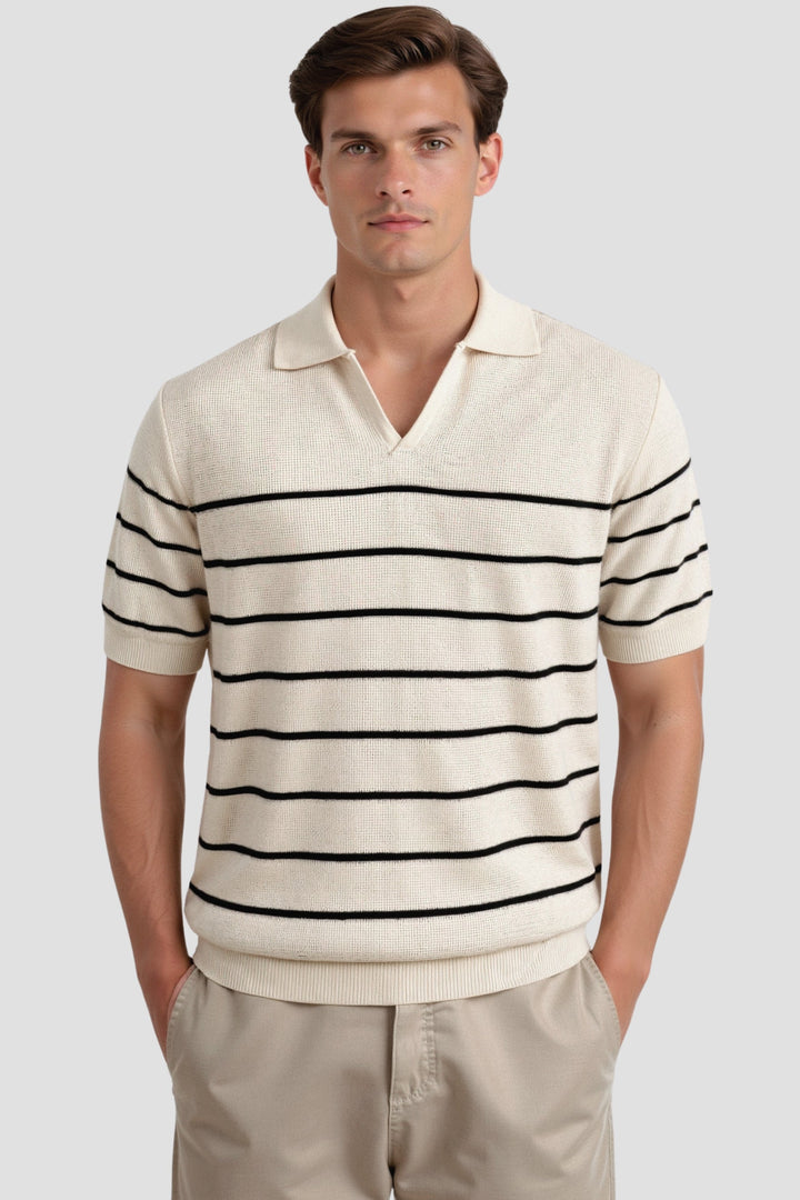 Homme portant le polo Felix à manches courtes, couleur écru avec rayures noires, col ouvert et coupe moderne, idéal pour un look élégant et tendance au quotidien.