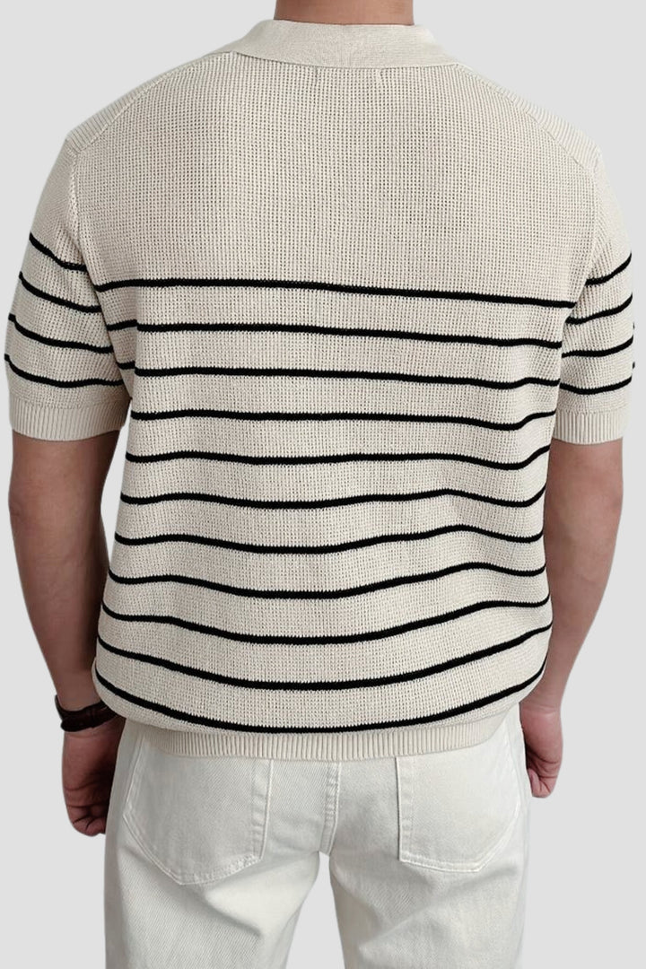 Vue arrière du polo Felix pour homme à manches courtes, couleur écru avec rayures horizontales noires, mettant en valeur la coupe moderne et la maille texturée pour un style tendance et élégant.