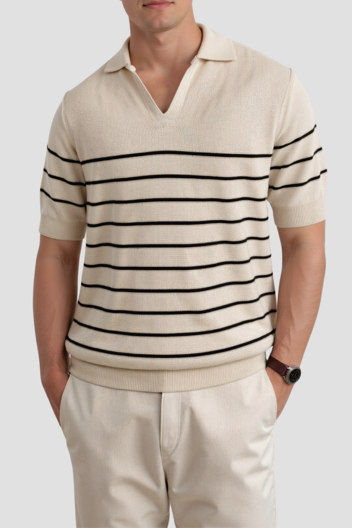 Homme portant le polo Felix à manches courtes, couleur écru avec rayures noires, col ouvert sans boutons, coupe moderne et élégante pour un look tendance et décontracté.