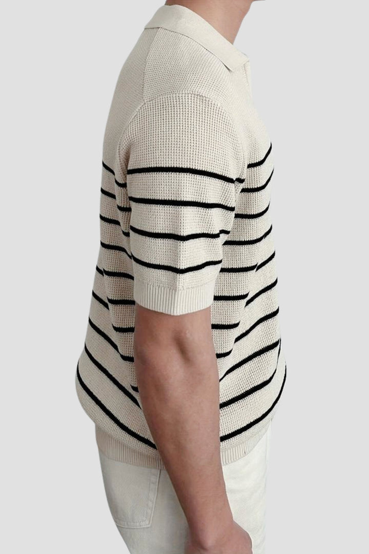 Felix Polo à manches courtes pour homme de couleur crème avec rayures noires horizontales, col classique et tissu texturé, porté par un mannequin de profil sur fond gris, style tendance et moderne.