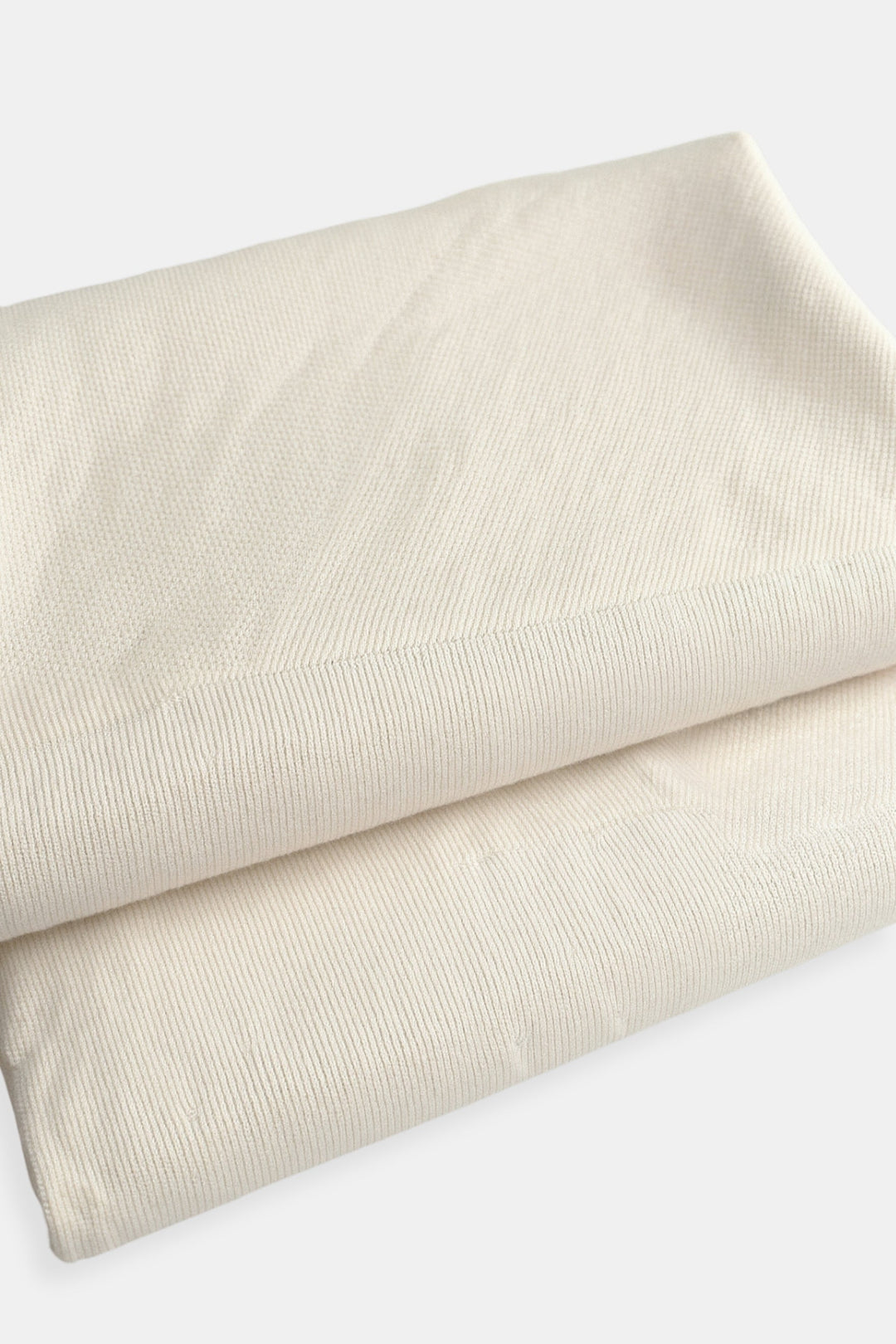 Polo à manches courtes pour homme Felix de couleur crème avec texture en maille fine, élégant et tendance, idéal pour un style décontracté ou moderne.