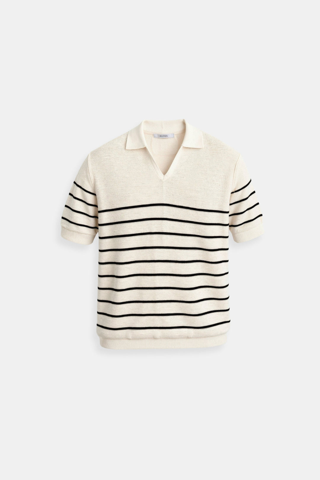 Felix Polo à manches courtes pour homme, couleur crème avec fines rayures noires horizontales, col polo classique, style tendance et élégant, présenté sur fond blanc.