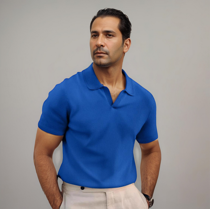 Polo moderne pour homme Firmin, de couleur bleue, avec un col classique et une coupe ajustée. Conçu pour offrir confort et style, ce polo est parfait pour un look décontracté ou élégant. Idéal pour les journées d'été ou une tenue casual-chic.