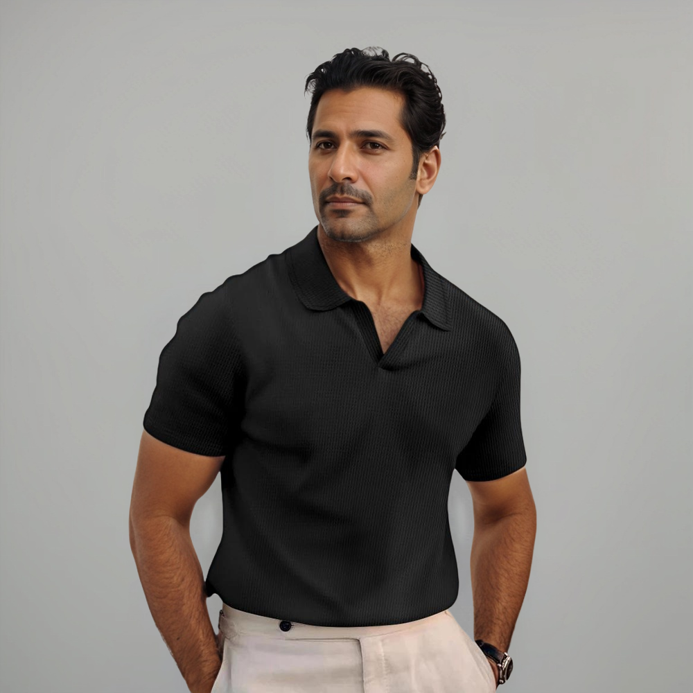 Polo moderne pour homme Firmin, de couleur noire, avec un col classique et une coupe ajustée. Ce polo, élégant et intemporel, est idéal pour un look casual-chic, offrant confort et style pour toutes les occasions.
