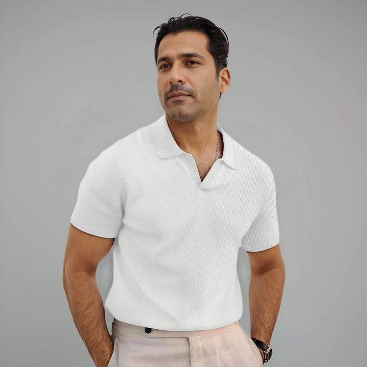 Polo moderne pour homme Firmin, de couleur blanche, avec un col classique et une coupe ajustée. Ce polo élégant et intemporel est parfait pour une tenue décontractée ou chic, offrant confort et style pour toutes les occasions.