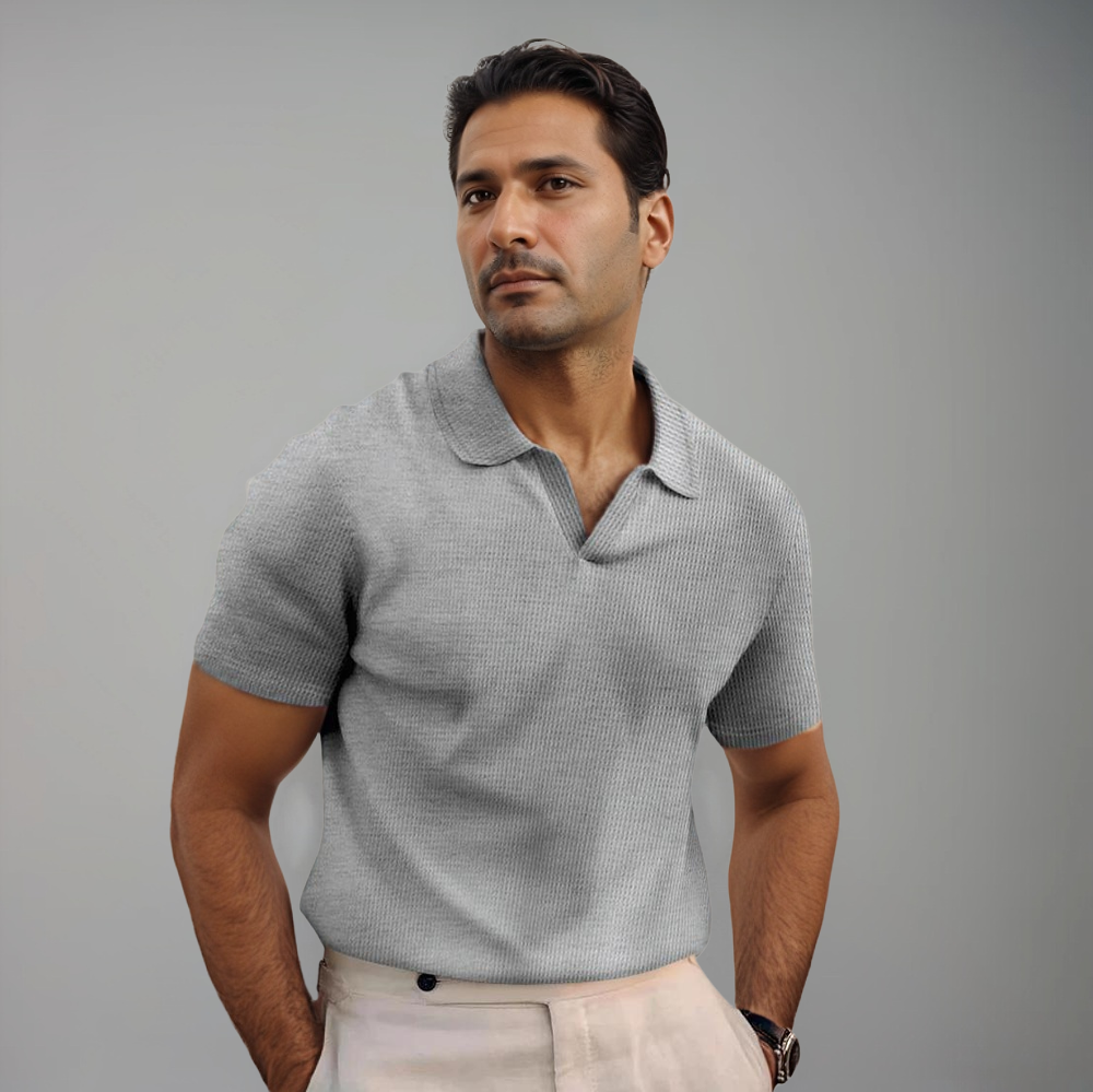 Polo moderne pour homme Firmin, de couleur grise, avec un col classique et une coupe ajustée. Ce polo élégant et polyvalent est parfait pour une tenue décontractée ou raffinée, offrant confort et style pour toutes les occasions.