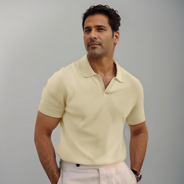 Polo moderne pour homme Firmin, de couleur jaune pâle, avec un col classique et une coupe ajustée. Ce polo léger et élégant est parfait pour un look estival décontracté, offrant confort et style avec une touche de sophistication.