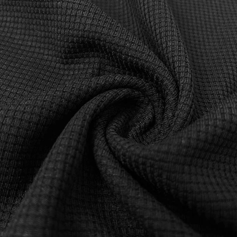 Zoom sur le tissu du polo homme Firmin, en maillage texturé de couleur noire. Ce tissu léger et respirant garantit à la fois confort et durabilité, apportant une touche élégante et moderne à votre look.