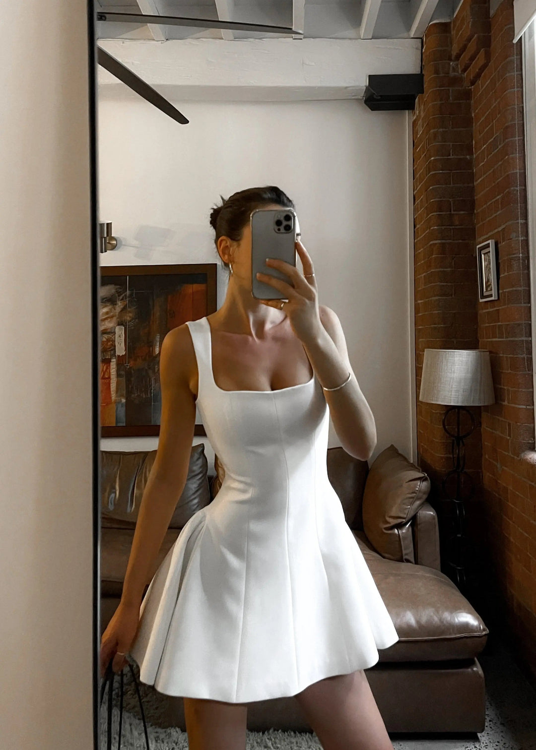 Robe mini femme tendance, parfaite pour un look chic et moderne. Avec son décolleté carré et sa coupe évasée, cette robe blanche met en valeur la silhouette. Idéale pour vos sorties élégantes, elle s'associe parfaitement à un sac pour compléter votre tenue.