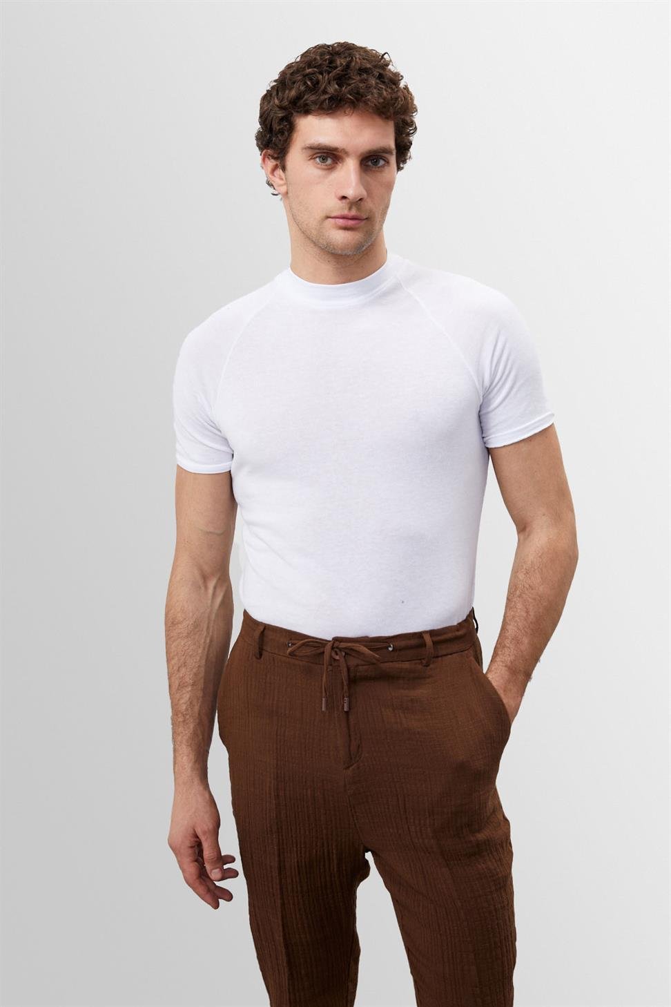 T-shirt blanc slim fit pour homme Frédéric, coupe ajustée mettant en valeur la silhouette, en tissu doux et confortable avec col rond, idéal pour un look moderne et minimaliste.