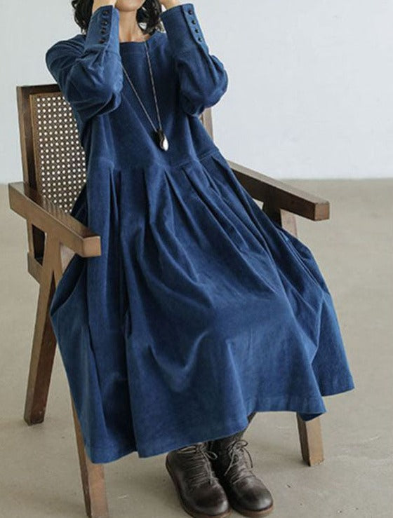 Robe Élise fluide pour femme, coupe raffinée et finitions soignées adaptées aux occasions automnales habillées.