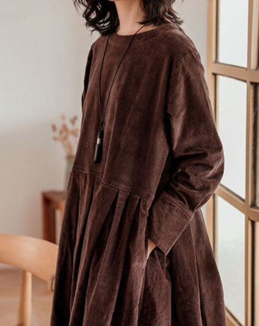 Robe Élise fluide pour femme, coupe raffinée et finitions soignées adaptées aux occasions automnales habillées.