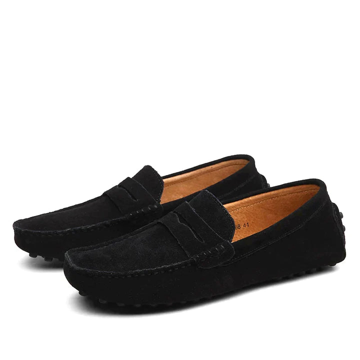 Une paire de mocassins en daim noirs, élégants et modernes. Offrant un confort optimal et une finition soignée, ces mocassins sont parfaits pour compléter un look chic et décontracté en toutes occasions.