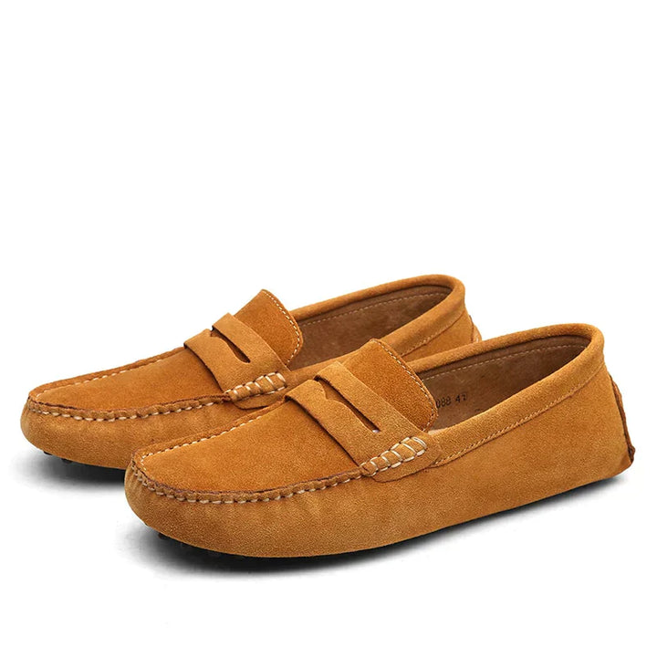 Une paire de mocassins en daim marron clair, au design élégant et moderne. Idéals pour une allure décontractée et stylée, ces mocassins offrent à la fois confort et raffinement, parfaits pour toutes les occasions.