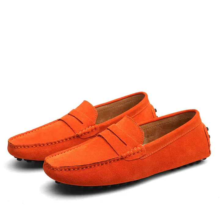 Une paire de mocassins en daim orange, élégants et confortables, parfaits pour une tenue décontractée ou professionnelle. Le design classique avec une touche de modernité garantit un look stylé et intemporel.