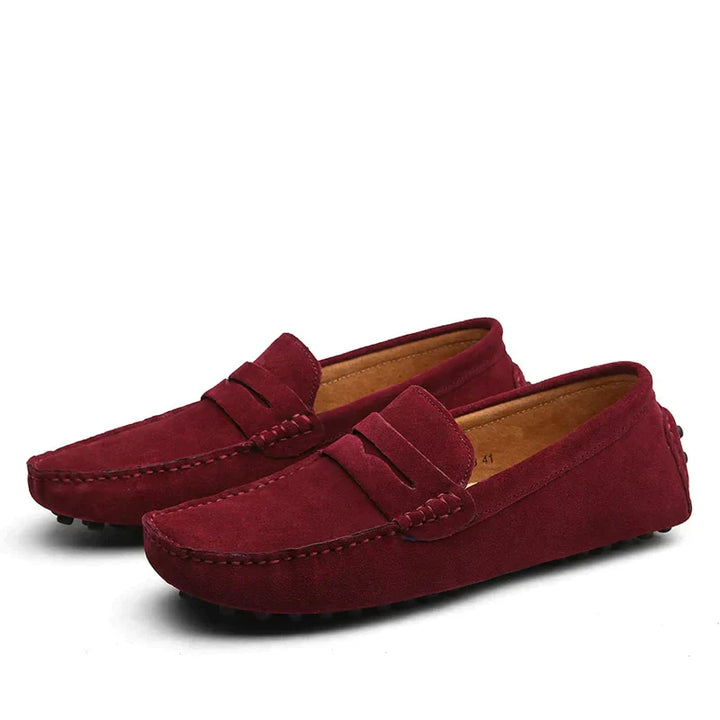 Une paire de mocassins en daim bordeaux, alliant confort et style. Parfaits pour un look chic et décontracté, ces mocassins sont idéals pour compléter toutes vos tenues, en apportant une touche d'élégance.