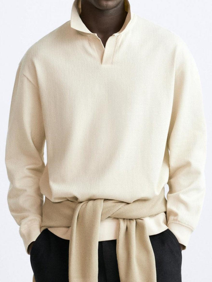 Polo à manches longues pour homme Gaspard en beige, avec col ouvert et coupe moderne, offrant un style élégant et décontracté, idéal pour une tenue chic et confortable.
