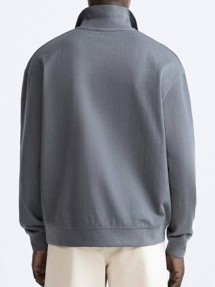 Vue arrière du polo à manches longues pour homme Gaspard en gris, avec col montant et coupe moderne, offrant un style sobre, élégant et confortable.