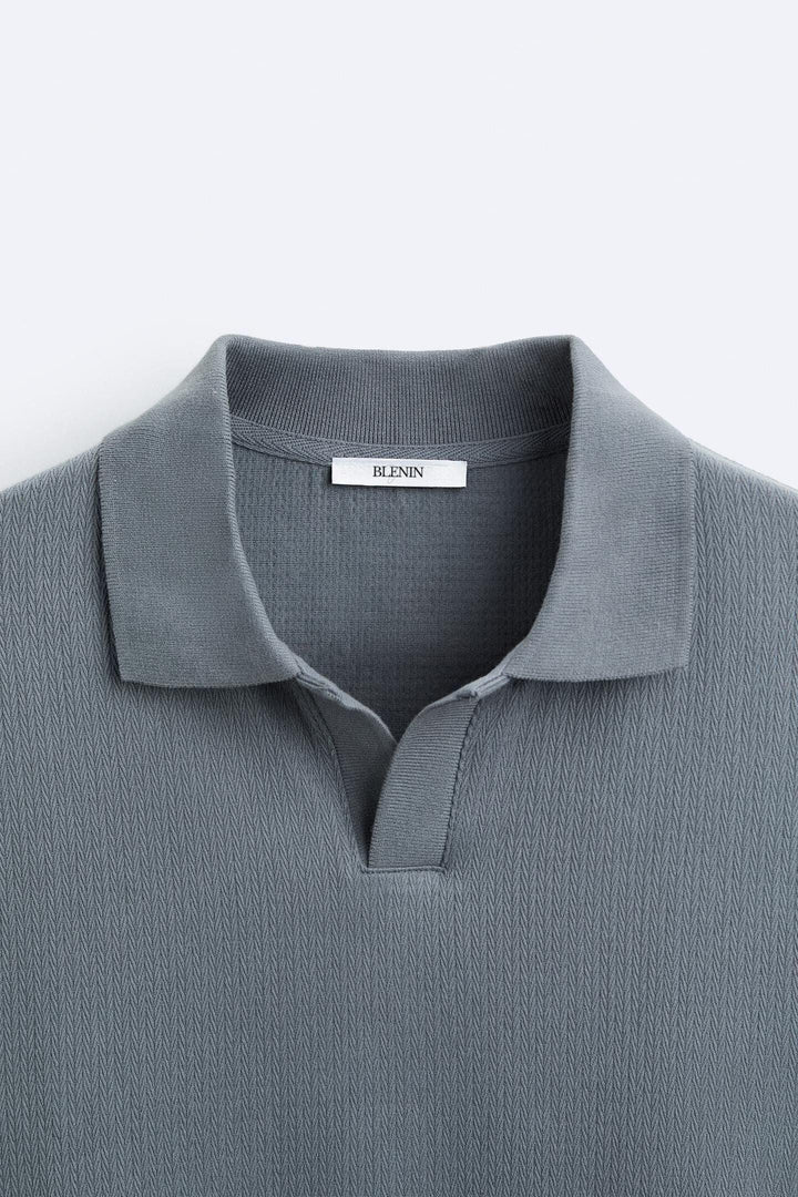 Détail du col du polo à manches longues pour homme Gaspard en gris, avec col structuré et coupe moderne, offrant un style élégant et raffiné.