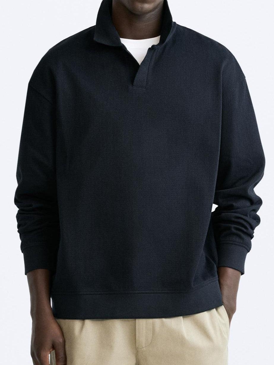 Polo à manches longues pour homme  Gaspard en bleu foncé, avec col ouvert et coupe moderne, offrant un style élégant et décontracté idéal pour la mi-saison.