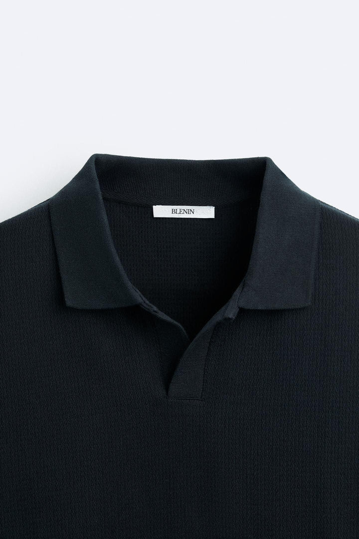 Détail du col du polo à manches longues pour homme Gaspard en noir, avec col structuré et coupe moderne, offrant un style élégant et contemporain.