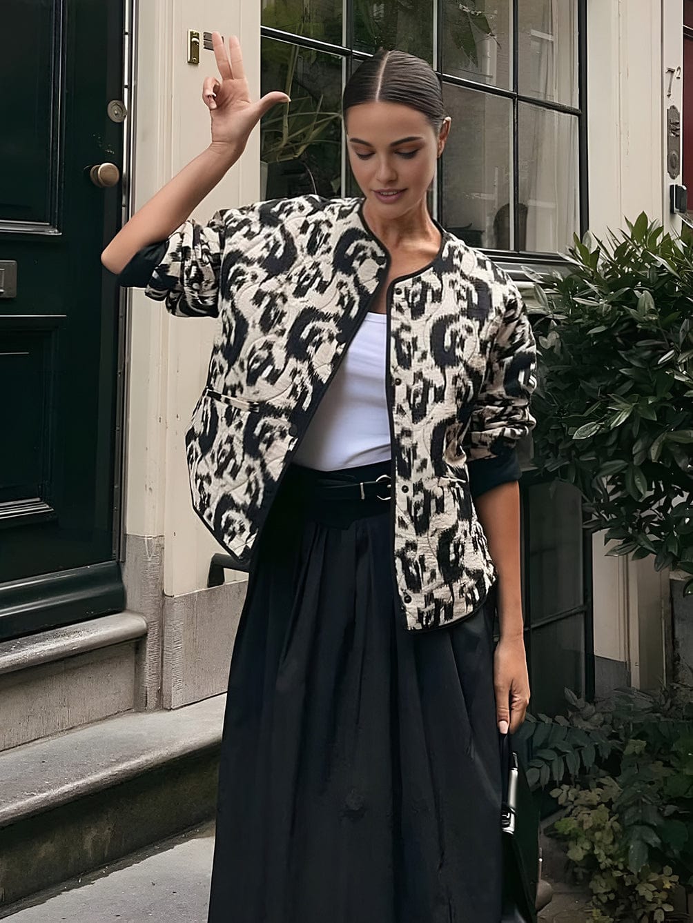 Découvrez le manteau ajusté à sequins 'Girelle', parfait pour les invitées de mariage. Moderne et élégant, ce manteau présente un design unique avec des sequins brillants, idéal pour une allure sophistiquée lors de vos événements spéciaux. À la fois chic et tendance, il s'associe parfaitement à une tenue de soirée raffinée.