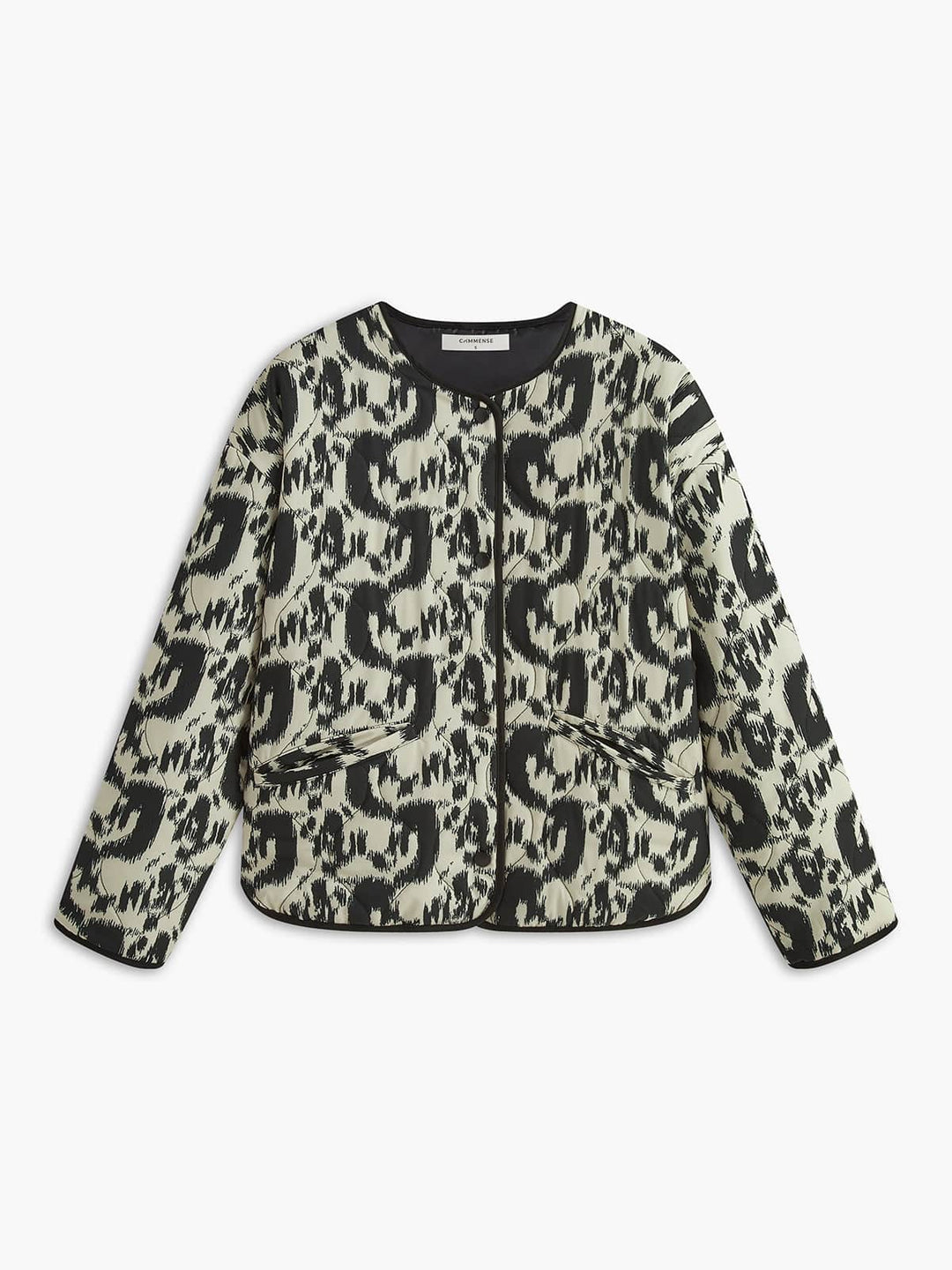 Manteau ajusté à sequins 'Girelle' pour invitées de mariage. Ce manteau moderne et élégant présente un motif animalier en noir et blanc, parfait pour un look sophistiqué lors d'un événement spécial. Avec sa coupe ajustée et ses sequins subtils, il allie style et confort pour une allure chic et tendance.