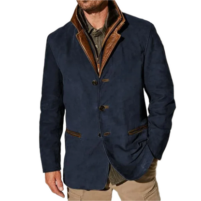 Veste d'hiver pour hommes en daim bleu marine avec un col en cuir marron élégant, présentant une fermeture boutonnée à l'avant et une coupe classique, parfaite pour un look hivernal à la fois tendance et chaud.