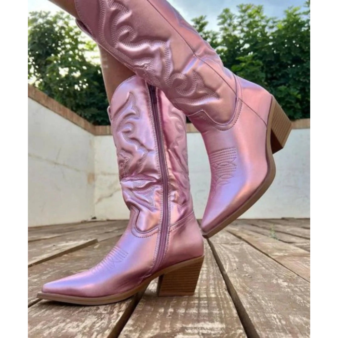 Bottes western métalliques pour femme Hélyne, avec une fermeture éclair rose et un talon en bois, parfaites pour un look moderne et tendance, idéales pour compléter vos tenues estivales.