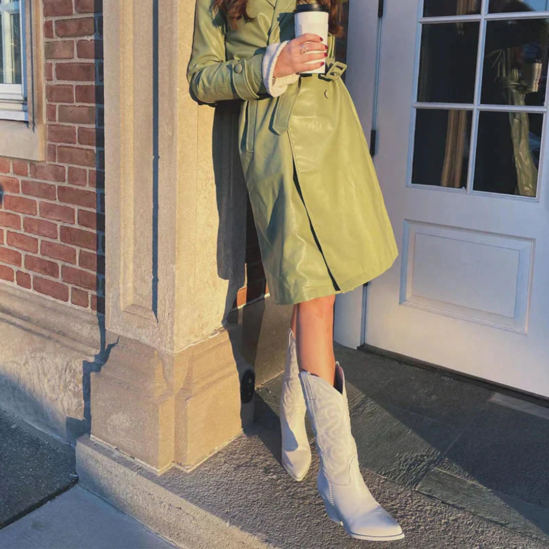 Bottes western métalliques pour femme Hélyne, associées à un manteau tendance, offrant un look chic et moderne avec une finition métallique et des détails brodés, parfaites pour compléter vos tenues d'automne.