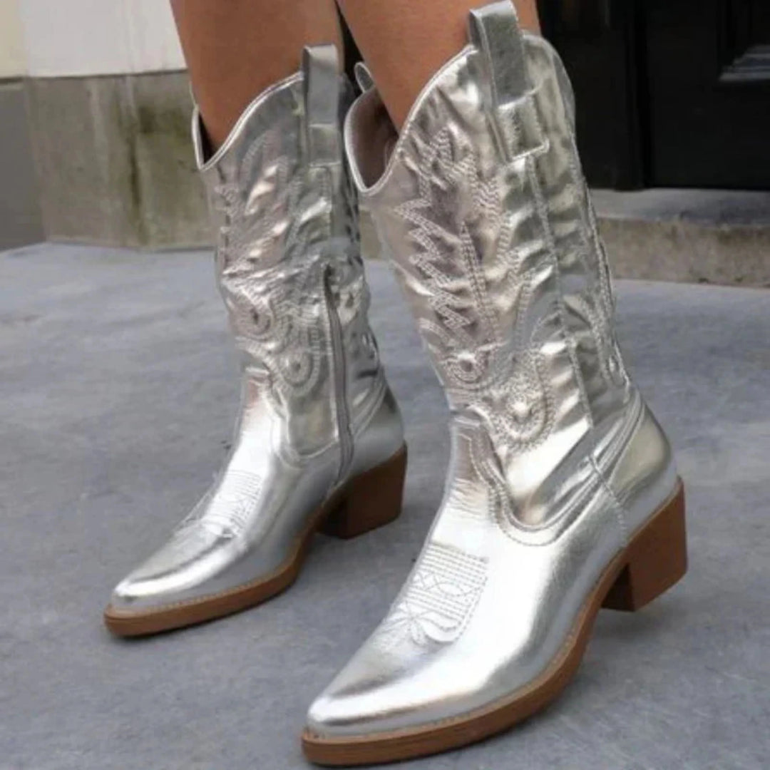Bottes western métalliques pour femme Hélyne en argent, avec des détails brodés élégants, une finition brillante et un talon en bois, parfaites pour un style audacieux et tendance.