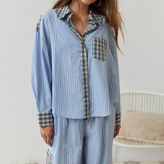 Pyjama pour femme deux pièces composé d’une chemise ample à manches longues et d’un pantalon assorti, en tissu bleu clair à fines rayures avec détails à carreaux, pour un style confortable et tendance à la maison.