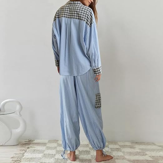 Ensemble de pyjama pour femme vu de dos, composé d’une chemise ample et d’un pantalon assorti, en tissu bleu clair à rayures fines avec empiècements à carreaux, offrant un style confortable et tendance pour la maison.
