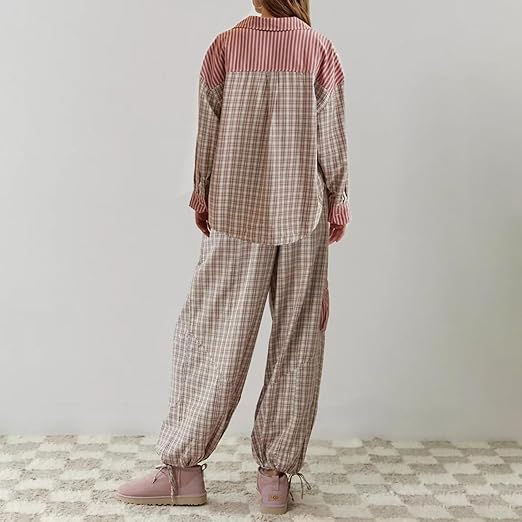 Ensemble de pyjama pour femme vu de dos, composé d’une chemise ample et d’un pantalon assorti, en tissu à carreaux beige et rose avec empiècement rayé au dos, offrant un style confortable et tendance à la maison.