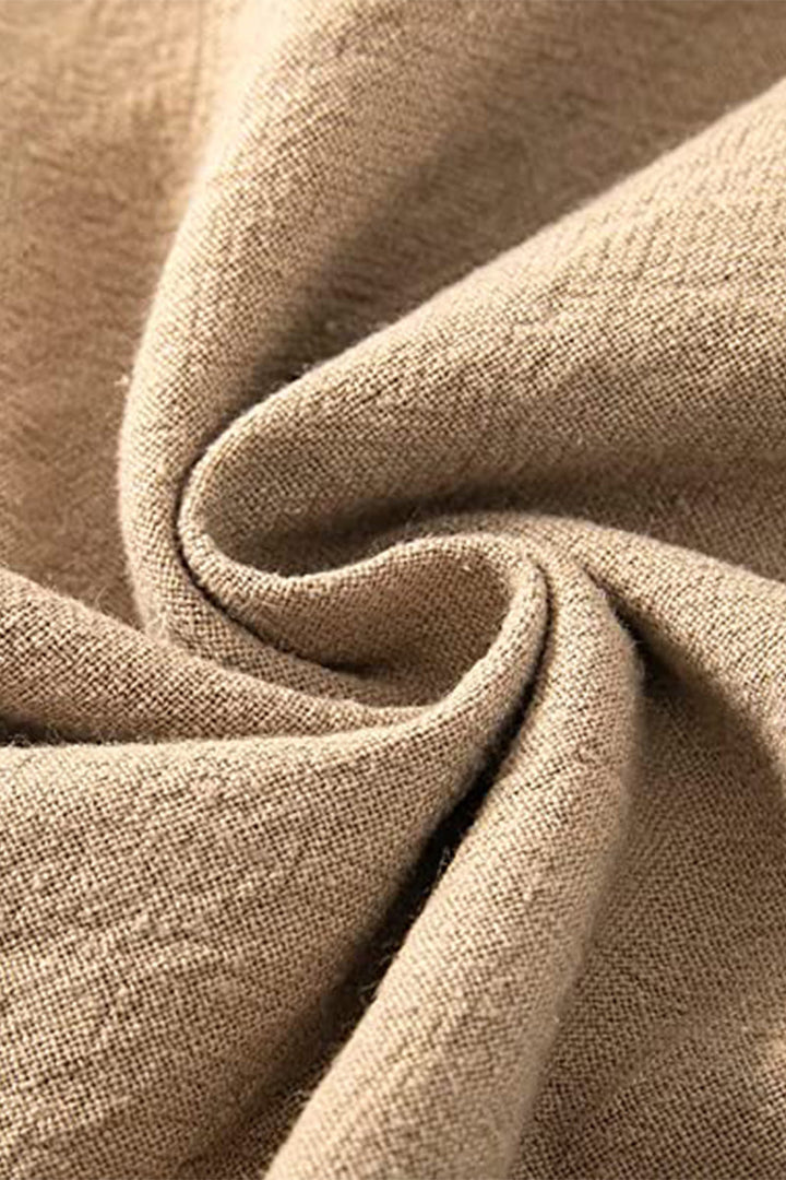 Gros plan sur un tissu beige naturel à texture légère et respirante, au toucher doux et fluide, mettant en valeur la qualité et le tombé souple du textile.