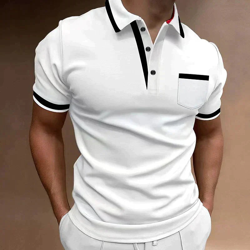 Polo homme moderne blanc avec col et détails noirs contrastés, patte de boutonnage élégante et poche poitrine discrète, coupe ajustée pour un look chic et décontracté.